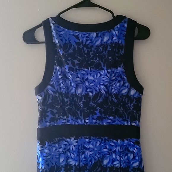 ELLE SIZE 6 BLUE/BLACK FLORAL PRINT! BEAUTIFUL QUILITY MATERIAL! GREAT CONDITION - Picture 6 of 7